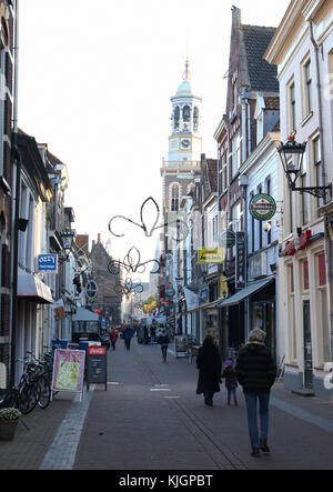 Oudestraat Einkaufsstraße mit Ikonen aus dem 17. Jahrhundert Nieuwe Toren (Neue Toren) in der alten Innenstadt von Kampen, Overijssel, Niederlande Stockfoto