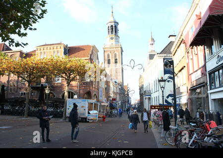 Iconic 17. Jahrhundert Nieuwe Toren (Neue Toren) in der alten Innenstadt von Kampen, Overijssel, Niederlande. Von der Plantage Platz mit Oudestraat gesehen. Stockfoto