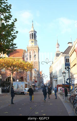 Iconic 17. Jahrhundert Nieuwe Toren (Neue Toren) in der alten Innenstadt von Kampen, Overijssel, Niederlande. Von der Plantage Platz mit Oudestraat gesehen. Stockfoto