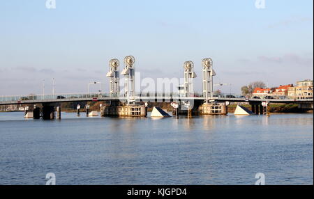 Neue Stadt Brücke über dem Fluss IJssel (Nieuwe Stadsbrug über De IJssel) in Kampen, Overijssel, Niederlande Stockfoto