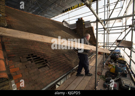 Haus Dach Renovierung, London, England, Großbritannien Stockfoto