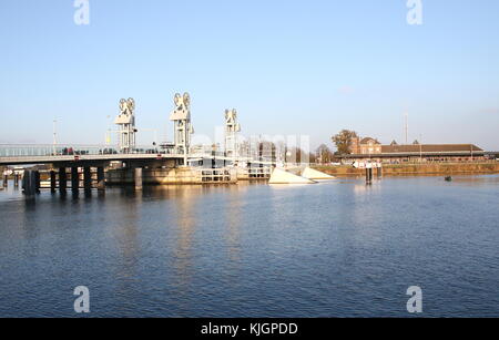 Neue Stadt Brücke über dem Fluss IJssel (Nieuwe Stadsbrug über De IJssel) in Kampen, Overijssel, Niederlande Stockfoto