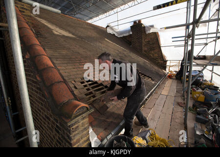 Haus Dach Renovierung, London, England, Großbritannien Stockfoto