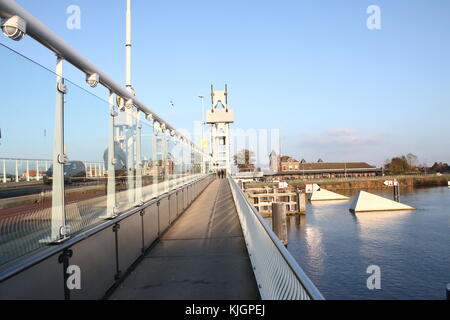 Neue Stadt Brücke über dem Fluss IJssel (Nieuwe Stadsbrug über De IJssel) in Kampen, Overijssel, Niederlande Stockfoto