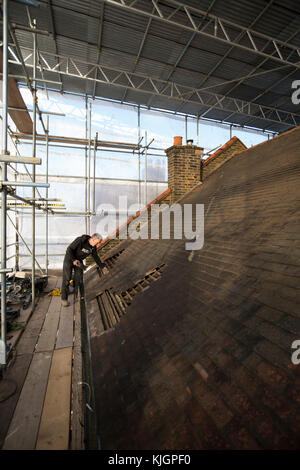 Haus Dach Renovierung, London, England, Großbritannien Stockfoto