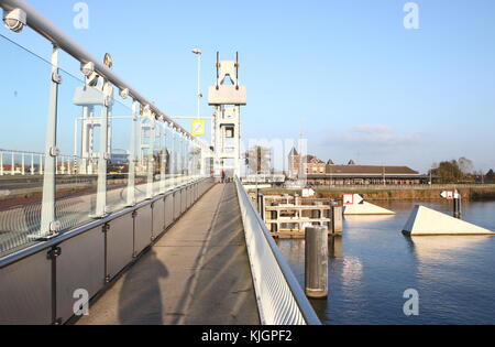 Neue Stadt Brücke über dem Fluss IJssel (Nieuwe Stadsbrug über De IJssel) in Kampen, Overijssel, Niederlande Stockfoto