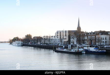 Stadt Kampen Skyline mit mittelalterlichen St. Nicolaaskerk (Bovenkerk) Kirche, vom Fluss IJssel gesehen Stockfoto