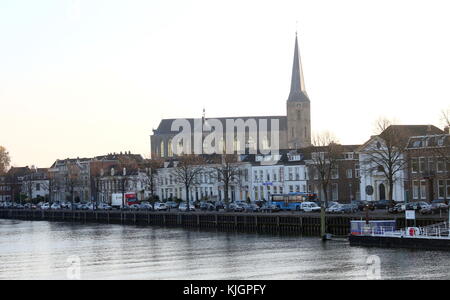 Stadt Kampen Skyline mit mittelalterlichen St. Nicolaaskerk (Bovenkerk) Kirche, vom Fluss IJssel gesehen Stockfoto