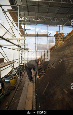 Haus Dach Renovierung, London, England, Großbritannien Stockfoto