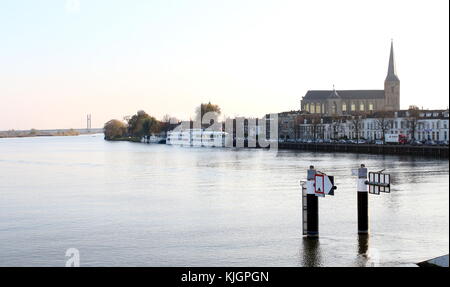 Stadt Kampen Skyline mit mittelalterlichen St. Nicolaaskerk (Bovenkerk) Kirche, vom Fluss IJssel gesehen Stockfoto