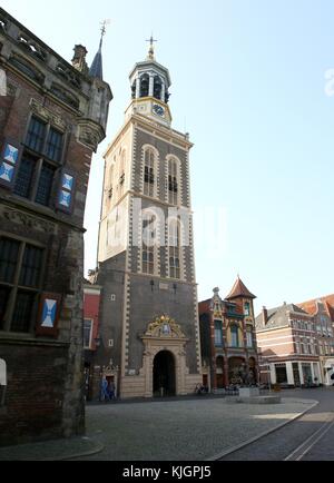 17. jahrhundert Nieuwe Toren (Neue Toren) in der alten Innenstadt von Kampen, Niederlande. Auf der linken Seite aus dem 14. Jahrhundert im gotischen ehemaligen Rathaus. Stich von 3 Bilder Stockfoto