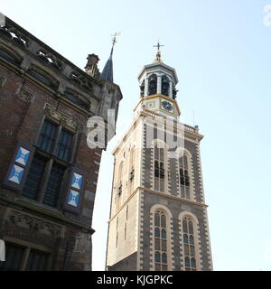 Anfang des 17. Jahrhunderts Nieuwe Toren (Neue Toren) in der alten Innenstadt von Kampen, Niederlande. Auf der linken Seite aus dem 14. Jahrhundert im gotischen ehemaligen Rathaus. Stockfoto