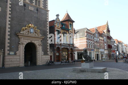 Oudestraat, Innenstadt von Kampen, Overijssel, Niederlande. Eingang zum 17. Jahrhundert Nieuwe Toren - Neue Toren. Stockfoto