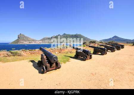 Alte antike Kanonen entlang der Küste bei Chapman's Peak, Hout Bay in der Nähe von Kapstadt, Südafrika. Stockfoto