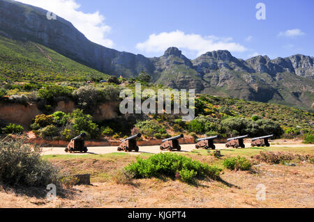 Alte antike Kanonen entlang der Küste bei Chapman's Peak, Hout Bay in der Nähe von Kapstadt, Südafrika. Stockfoto