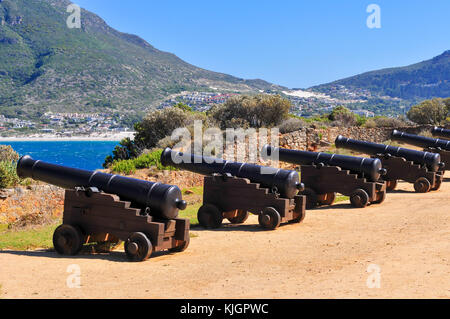 Alte antike Kanonen entlang der Küste bei Chapman's Peak, Hout Bay in der Nähe von Kapstadt, Südafrika. Stockfoto