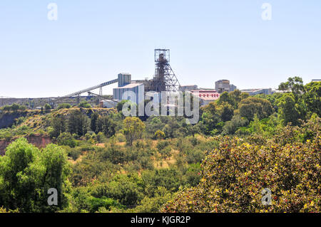 Cullinan Mine in der Ferne gesehen, berühmt für die cullinan Diamanten der größte Rough gem-qualität Diamanten, der je gefunden wurde, bei 3106.75 Karat. Die Mine shaf Stockfoto