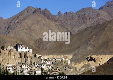 Lamayuru Kloster auf dem Felsen über dem Dorf, Ladakh, Jammu und Kaschmir, Indien. Stockfoto