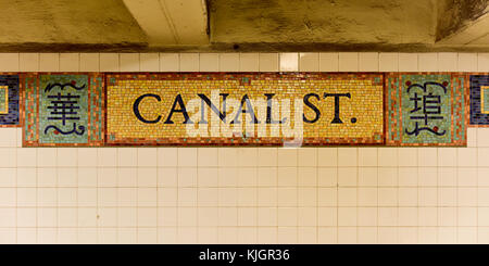 New York City - 21 Juni 2015: komplexe Mosaik der Canal Street U-Bahn Station in der chinatown von Manhattan, New York. Stockfoto