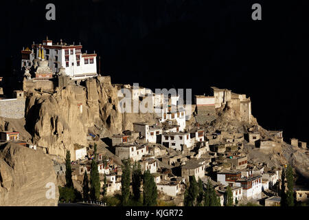 LAmayuru Kloster oberhalb der Häuser, die bereits im Schatten, Ladakh, Jammu und Kaschmir, Indien. Stockfoto