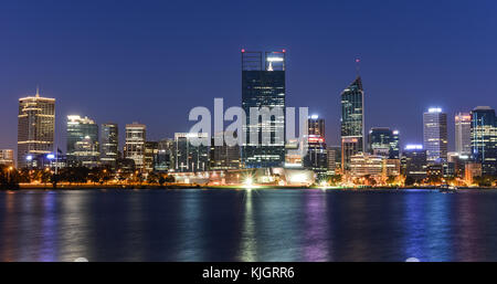 Perth, Western Australia, bei Nacht gesehen in den Swan River nieder. Stockfoto