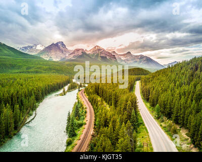 Luftbild des Bow River, Eisenbahn und Straße unter den kanadischen Rocky Mountains, Banff National Park, Alberta, Kanada Stockfoto