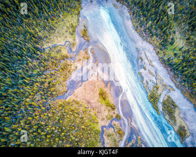 Luftbild des Bow River Nebenfluss in den Wald der Rocky Mountains, Banff National Park, Alberta, Kanada Stockfoto