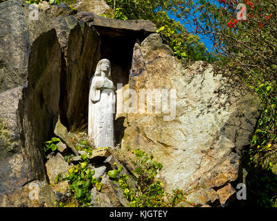 Kalvarienberg Skulptur von Pater Vincent Eley 1965, am Mount St. Bernard Abtei ein Zisterzienserkloster in der Nähe von Coalville in Leicestershire England Großbritannien Stockfoto