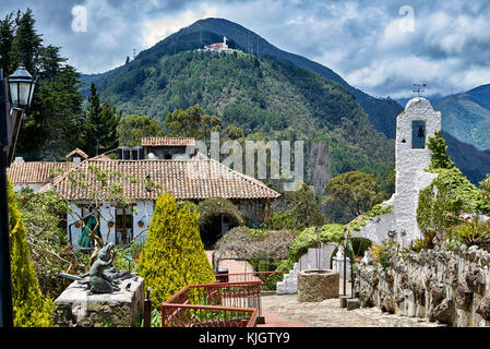 Blick vom Cerro de Monserrate zum Cerro de Guadalupe mit Weg des Kreuzes, Bogota, Kolumbien, Südamerika Stockfoto