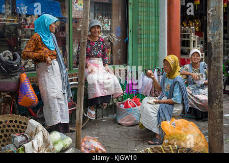 Javanisch Frauen Chatten in Markt in Chinatown/Kampung pecinan semawis der Stadt Semarang, Java, Indonesien Stockfoto