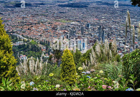 Vögel Auge Ansicht von Cerro de Monserrate Berg in Bogota, Kolumbien, Südamerika Stockfoto