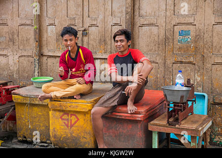 Junge javanischen Männer rauchen der Zigaretten in Chinatown/Kya-kya/Kembang Jepun in Surabaya, Hauptstadt von Jawa Timur/Ost Java, Indonesien Stockfoto