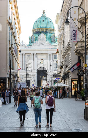 Wien, Österreich - 28 August: Touristen, die sich in der Fußgängerzone nahe der Hofburg in Wien, Österreich, am 28. August 2017. Stockfoto