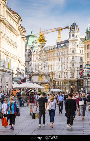 Wien, Österreich - 28. August: die Menschen in der Fußgängerzone von Wien, Österreich, am 28. August 2017. Foto mit Blick auf die barocke Pestsäule. Stockfoto