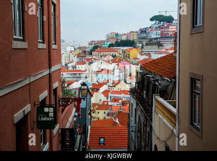Lissabon von oben: Blick auf das Baixa-Viertel vom Alfama-Viertel Stockfoto