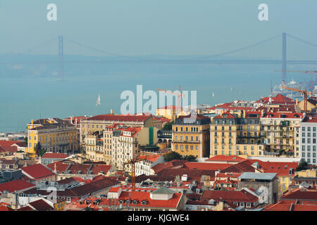 Lissabon von Oben: Blick auf die Viertel Baixa und Rio Tejo (Tejo) von Castelo de Sao Jorge Stockfoto