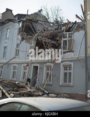 Dortmund, Deutschland - 31.03.2017: Feuerwehrleute versuchen, in einem alten Haus zu erhalten, das 1921 zur Rettung der Opfer oder Überlebenden nach einer vermuteten Gasexplosion. Dort, wo Menschen leben. Stockfoto