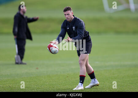 Hensol, Wales, UK. 23. November 2017. Gareth Davies, der Wales Rugby Player in Aktion während der Wales Rugby Team Training im Vale Resort Hotel in hensol, in der Nähe von Cardiff, South Wales am Donnerstag, den 23. November 2017. Das Team bereitet sich auf den Herbst internationale Reihe Testspiel gegen Neuseeland dieses Wochenende. Credit: Andrew Obstgarten/alamy leben Nachrichten Stockfoto