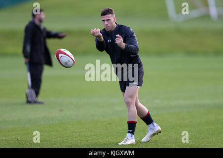 Hensol, Wales, UK. 23. November 2017. Gareth Davies, der Wales Rugby Player in Aktion während der Wales Rugby Team Training im Vale Resort Hotel in hensol, in der Nähe von Cardiff, South Wales am Donnerstag, den 23. November 2017. Das Team bereitet sich auf den Herbst internationale Reihe Testspiel gegen Neuseeland dieses Wochenende. Credit: Andrew Obstgarten/alamy leben Nachrichten Stockfoto