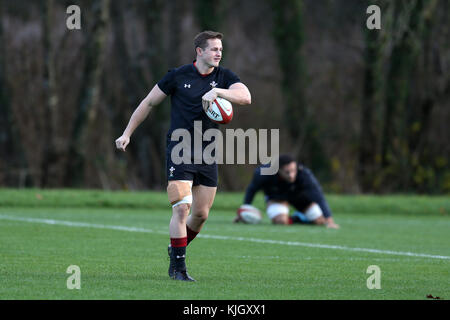 Hensol, Wales, UK. 23. November 2017. hallam Amos, der Wales Rugby Player in Aktion während der Wales Rugby Team Training im Vale Resort Hotel in hensol, in der Nähe von Cardiff, South Wales am Donnerstag, den 23. November 2017. Das Team bereitet sich auf den Herbst internationale Reihe Testspiel gegen Neuseeland dieses Wochenende. Credit: Andrew Obstgarten/alamy leben Nachrichten Stockfoto