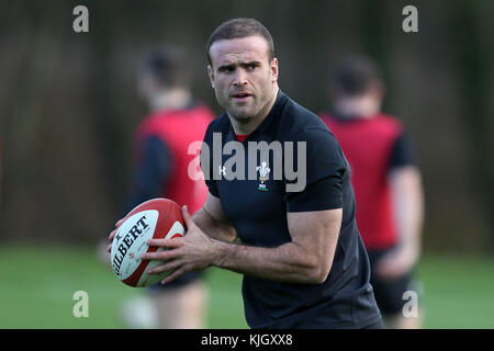 Hensol, Wales, UK. 23. November 2017. Jamie Roberts, die Wales Rugby Player in Aktion während der Wales Rugby Team Training im Vale Resort Hotel in Hensol, in der Nähe von Cardiff, South Wales am Donnerstag, den 23. November 2017. Das Team der Vorbereitung auf den Herbst internationale Reihe Testspiel gegen Neuseeland an diesem Wochenende. Credit: Andrew Obstgarten/Alamy leben Nachrichten Stockfoto