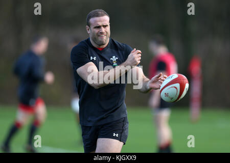 Hensol, Wales, UK. 23. November 2017. Jamie Roberts, die Wales Rugby Player in Aktion während der Wales Rugby Team Training im Vale Resort Hotel in hensol, in der Nähe von Cardiff, South Wales am Donnerstag, den 23. November 2017. Das Team bereitet sich auf den Herbst internationale Reihe Testspiel gegen Neuseeland dieses Wochenende. Credit: Andrew Obstgarten/alamy leben Nachrichten Stockfoto