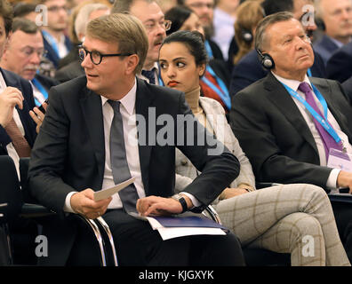 Berlin, Deutschland. November 2017. Der deutsche stellvertretende Vorsitzende der St. Petersburger Dialoge, Ronald Pofalla (L-R), Sawsan Chebli, Staatssekretär in der Berliner Senatskanzlei und der russische stellvertretende Vorsitzende der St. Petersburger Dialoge, Viktor Subkov, nahmen am 23. November 2017 an der 16. Konferenz der St. Petersburger Dialoge im Berliner Rathaus Teil. Die Konferenz über die deutsch-russischen Beziehungen findet zum ersten Mal in der deutschen Hauptstadt statt. Quelle: Wolfgang Kumm/dpa/Alamy Live News Stockfoto