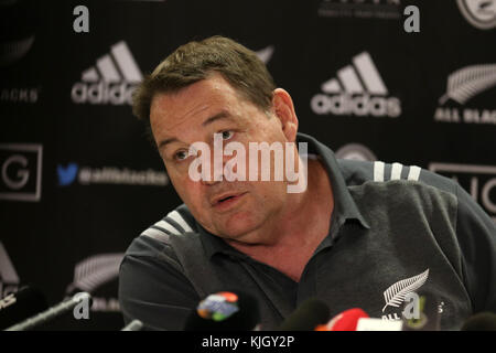 Cardiff, Großbritannien. 23 Nov, 2017. Steve Hansen, die allblacks Rugby Team Head Coach kündigt sein Team Wales während der Neuseeland Rugby Team Ankündigung Pressekonferenz auf dem Hilton Hotel in Cardiff, South Wales am Donnerstag, den 23. November 2017. Das Team bereitet sich auf den Herbst internationale Reihe Test Match gegen Wales in Cardiff dieses Wochenende. pic von der Credit: Andrew Obstgarten/alamy leben Nachrichten Stockfoto