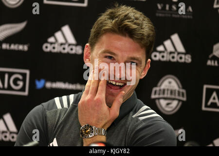 Cardiff, Großbritannien. 23 Nov, 2017. beauden Barrett, der Neuseeland allblacks Rugbyspieler spricht zu den Medien während des neuseeländischen Rugby Team Ankündigung Pressekonferenz auf dem Hilton Hotel in Cardiff, South Wales am Donnerstag, den 23. November 2017. Das Team bereitet sich auf den Herbst internationale Reihe Test Match gegen Wales in Cardiff dieses Wochenende. pic von Andrew Obstgarten/alamy leben Nachrichten Stockfoto