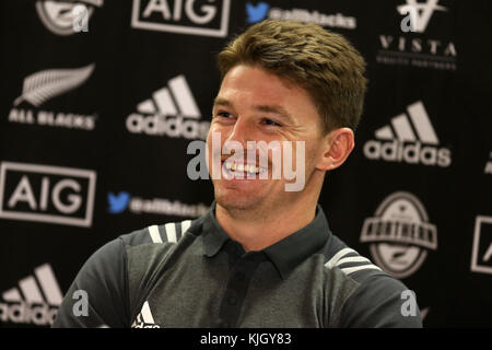 Cardiff, Großbritannien. 23 Nov, 2017. beauden Barrett, der Neuseeland allblacks Rugbyspieler spricht zu den Medien während des neuseeländischen Rugby Team Ankündigung Pressekonferenz auf dem Hilton Hotel in Cardiff, South Wales am Donnerstag, den 23. November 2017. Das Team bereitet sich auf den Herbst internationale Reihe Test Match gegen Wales in Cardiff dieses Wochenende. pic von Andrew Obstgarten/alamy leben Nachrichten Stockfoto