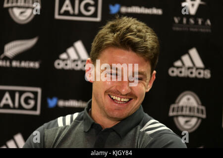 Cardiff, Großbritannien. 23 Nov, 2017. beauden Barrett, der Neuseeland allblacks Rugbyspieler spricht zu den Medien während des neuseeländischen Rugby Team Ankündigung Pressekonferenz auf dem Hilton Hotel in Cardiff, South Wales am Donnerstag, den 23. November 2017. Das Team bereitet sich auf den Herbst internationale Reihe Test Match gegen Wales in Cardiff dieses Wochenende. pic von Andrew Obstgarten/alamy leben Nachrichten Stockfoto