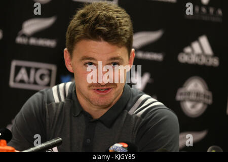 Cardiff, Großbritannien. 23 Nov, 2017. beauden Barrett, der Neuseeland allblacks Rugbyspieler spricht zu den Medien während des neuseeländischen Rugby Team Ankündigung Pressekonferenz auf dem Hilton Hotel in Cardiff, South Wales am Donnerstag, den 23. November 2017. Das Team bereitet sich auf den Herbst internationale Reihe Test Match gegen Wales in Cardiff dieses Wochenende. pic von Andrew Obstgarten/alamy leben Nachrichten Stockfoto