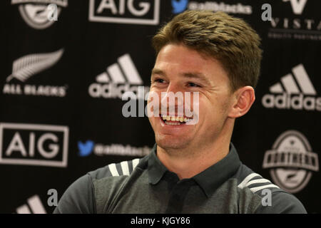 Cardiff, Großbritannien. 23 Nov, 2017. beauden Barrett, der Neuseeland allblacks Rugbyspieler spricht zu den Medien während des neuseeländischen Rugby Team Ankündigung Pressekonferenz auf dem Hilton Hotel in Cardiff, South Wales am Donnerstag, den 23. November 2017. Das Team bereitet sich auf den Herbst internationale Reihe Test Match gegen Wales in Cardiff dieses Wochenende. pic von Andrew Obstgarten/alamy leben Nachrichten Stockfoto