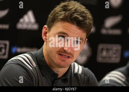 Cardiff, Großbritannien. 23 Nov, 2017. beauden Barrett, der Neuseeland allblacks Rugbyspieler spricht zu den Medien während des neuseeländischen Rugby Team Ankündigung Pressekonferenz auf dem Hilton Hotel in Cardiff, South Wales am Donnerstag, den 23. November 2017. Das Team bereitet sich auf den Herbst internationale Reihe Test Match gegen Wales in Cardiff dieses Wochenende. pic von Andrew Obstgarten/alamy leben Nachrichten Stockfoto